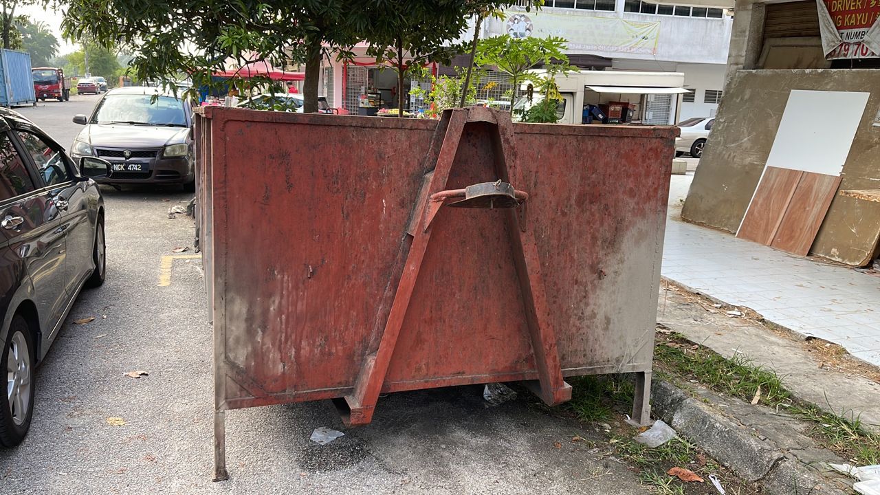 Sewa tong RORO besar untuk pembersihan sisa kilang industri di kawasan Klang