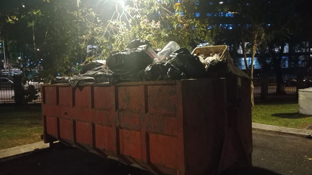 Perkhidmatan kutipan sisa komersial dan logistik tong roro di Pelabuhan Klang