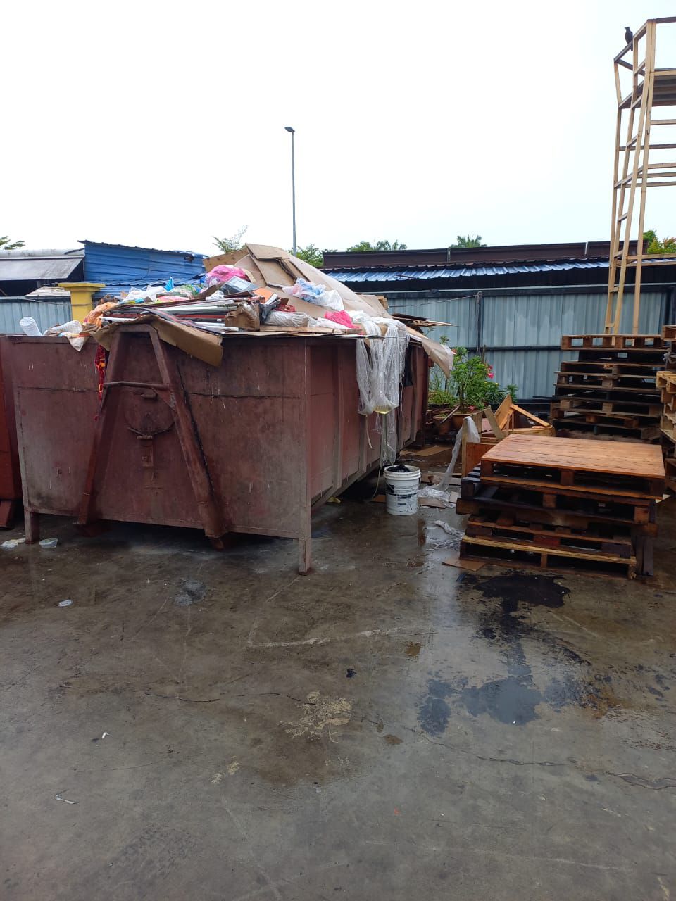 Sewa tong RORO berlesen untuk pelupusan sisa pepejal komersial dan ubah suai bangunan di Damansara