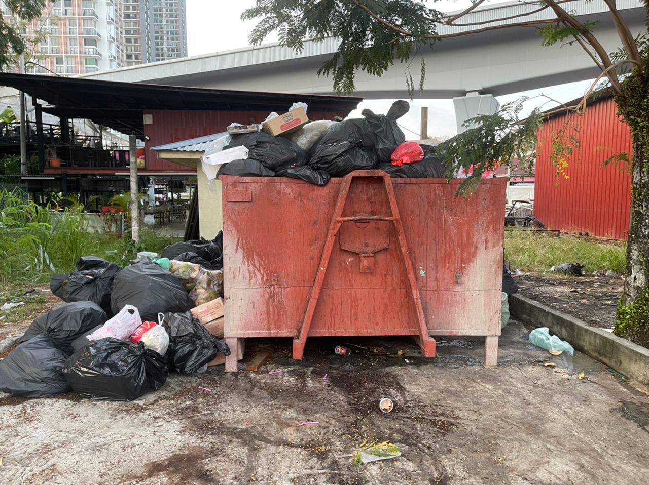 Pembersihan tapak binaan dan sisa industri menggunakan perkhidmatan tong RORO Capdar di Subang Jaya